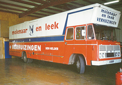 De eerste officiele verhuisauto in onze kleuren.